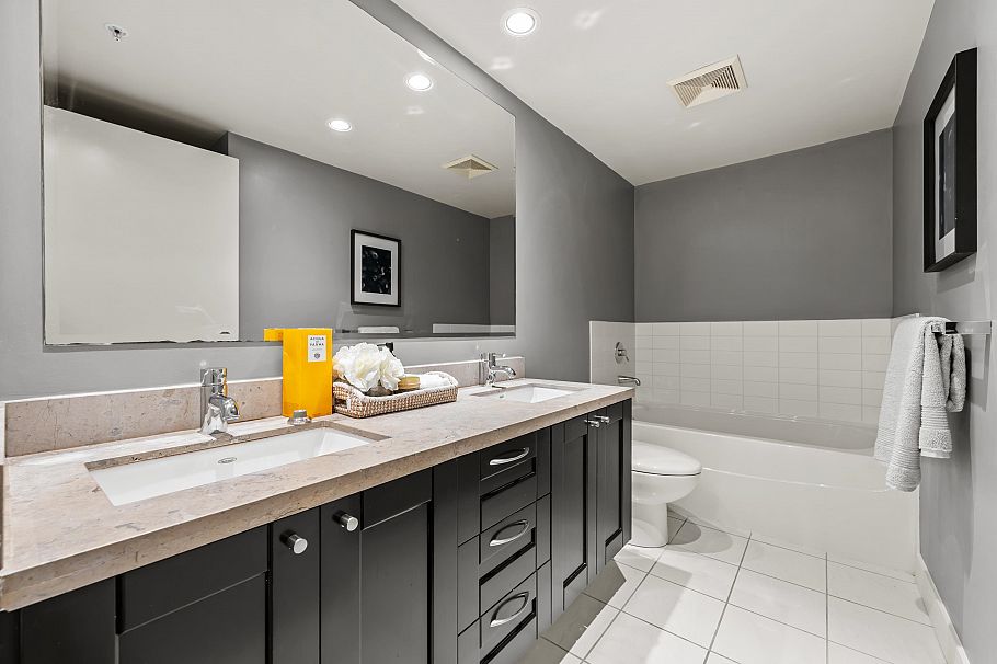303 1133 Homer Street Vancouver, BC - 2