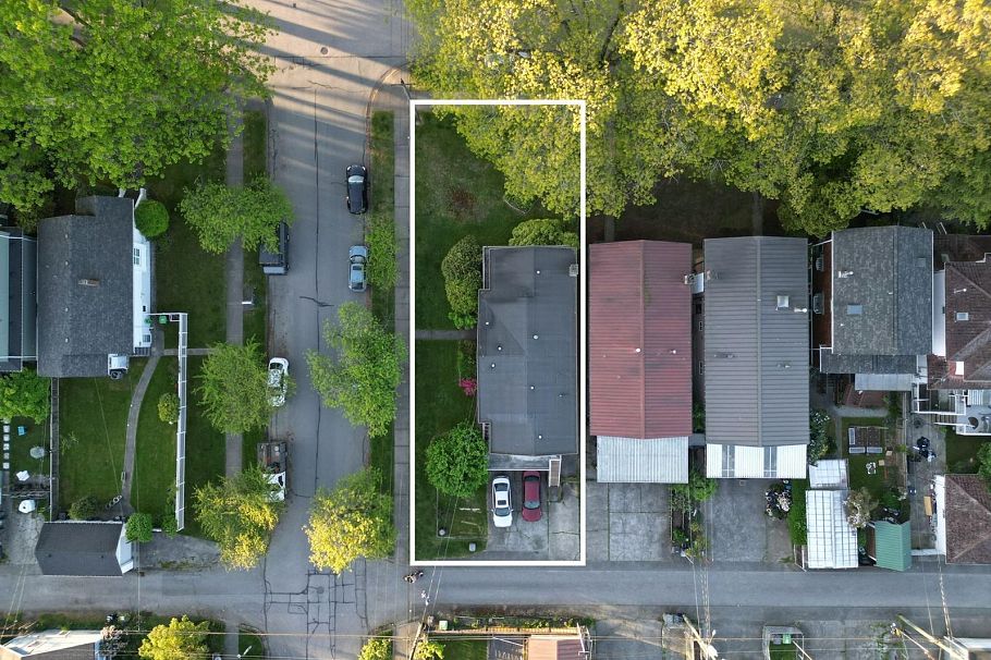 268 N Slocan Street Vancouver, BC - 1
