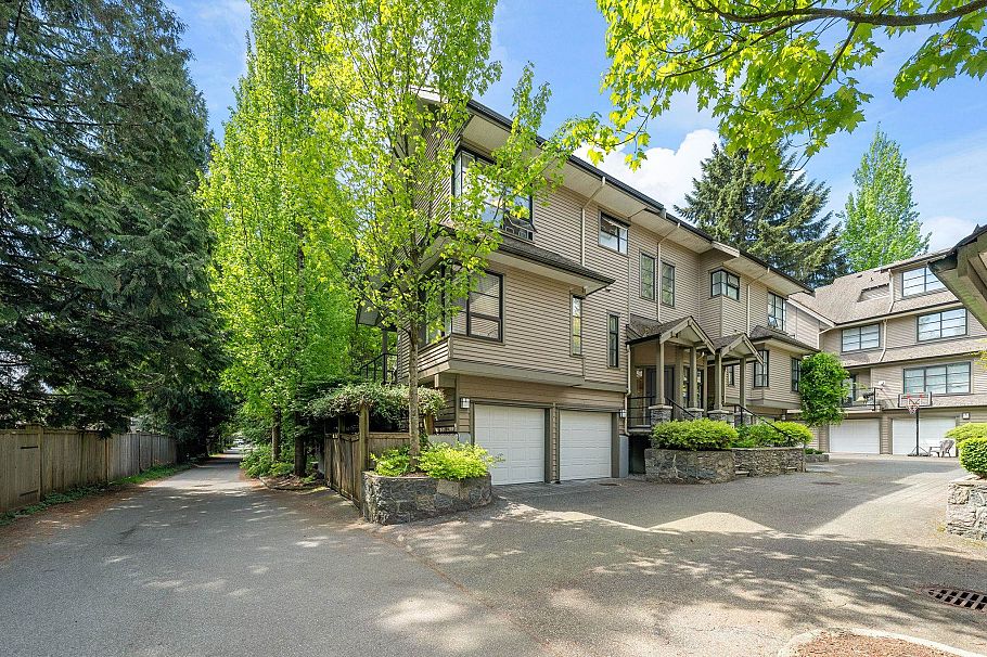 15 3150 Sunnyhurst Road North Vancouver, BC - 3