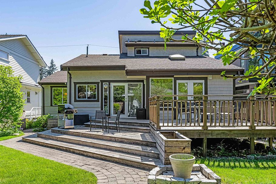 1140 W 20th Street North Vancouver, BC - 2