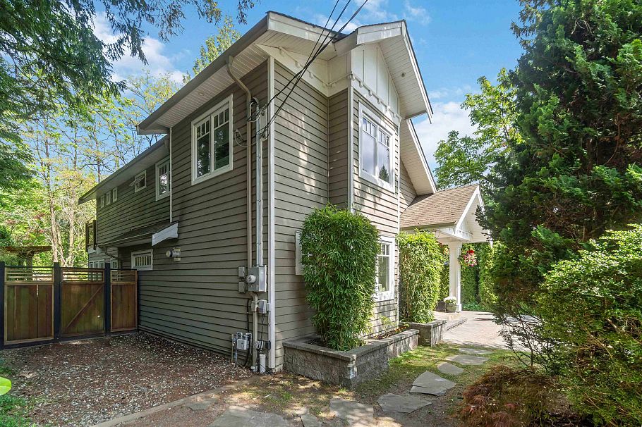 1610 Ross Road North Vancouver, BC - 36