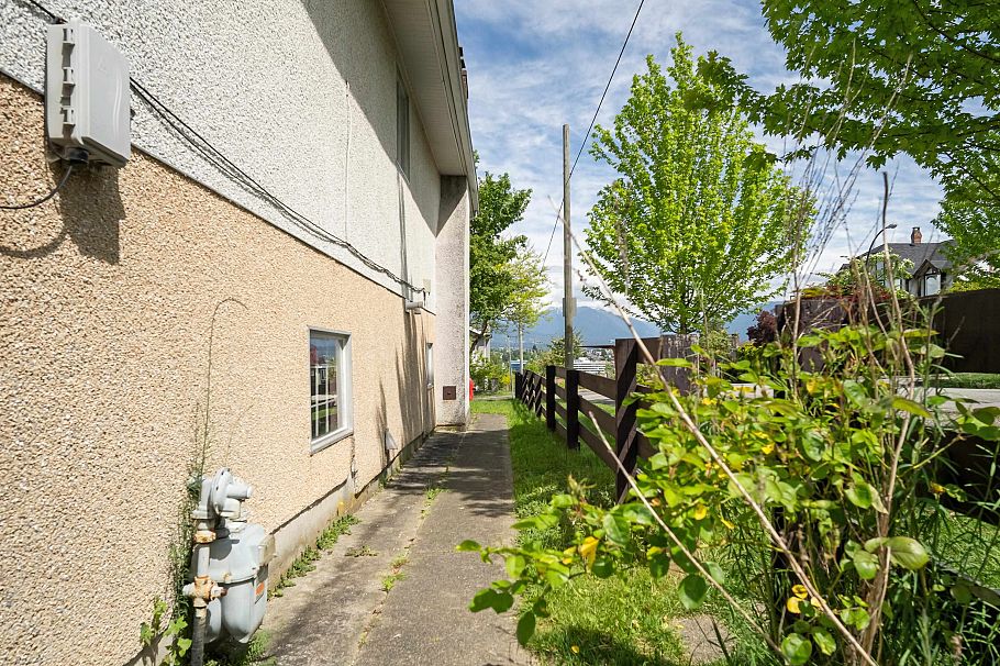 2798 E 24th Avenue Vancouver, BC - 36