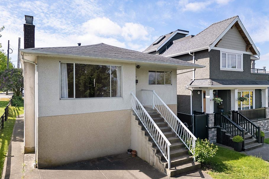 2798 E 24th Avenue Vancouver, BC - 2