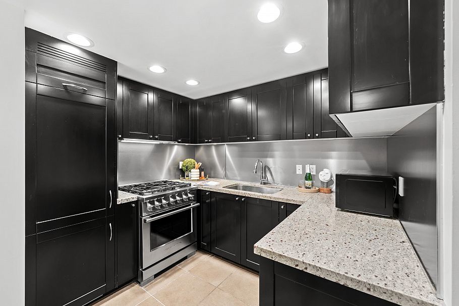 303 1133 Homer Street Vancouver, BC - 4