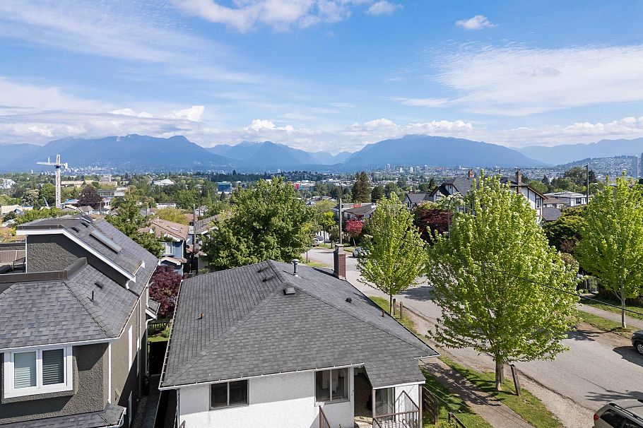 2798 E 24th Avenue Vancouver, BC - 5
