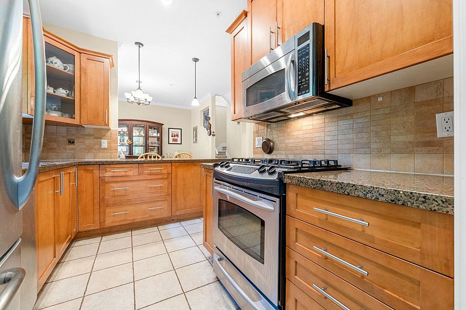 15 3150 Sunnyhurst Road North Vancouver, BC - 19