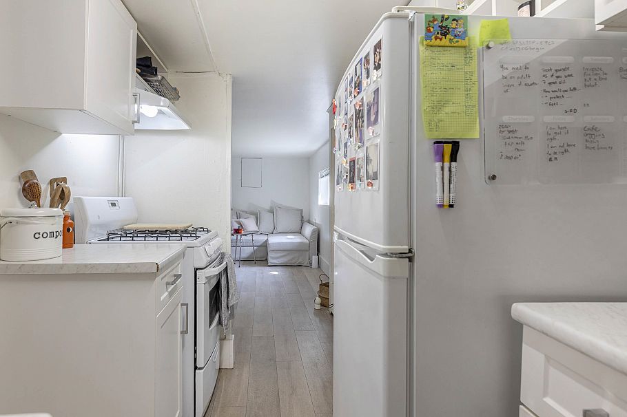 2325 W 8th Avenue Vancouver, BC - 25