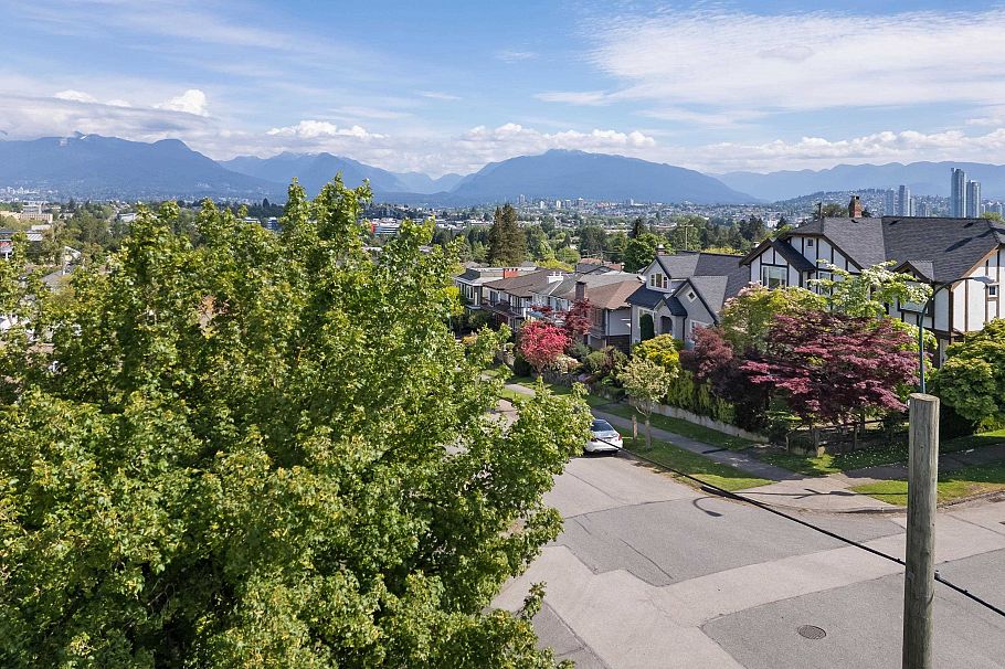 2798 E 24th Avenue Vancouver, BC - 3