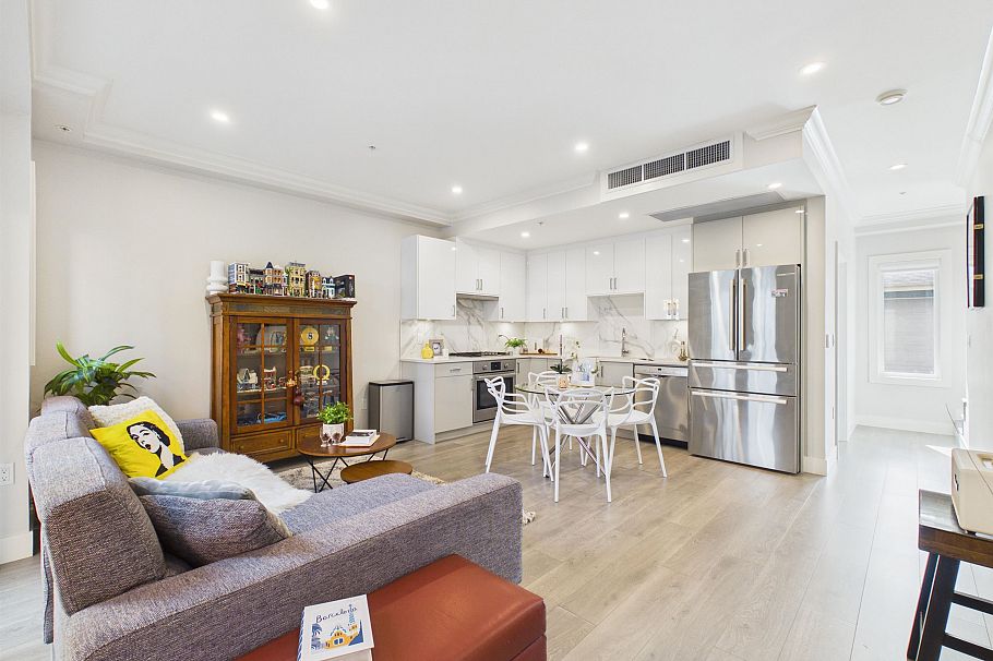 23 7565 Oak Street Vancouver, BC - 4