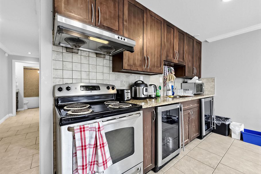 3628 Dunbar Street Vancouver, BC - 36