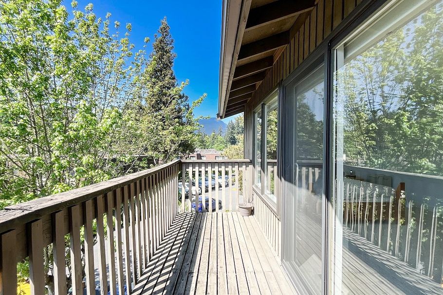 985 Old Lillooet Road North Vancouver, BC - 16
