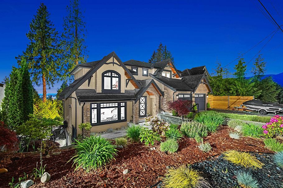 673 Sylvan Avenue North Vancouver, BC - 2