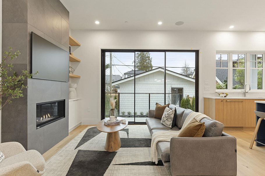 2 3919 W 18th Avenue Vancouver, BC - 1
