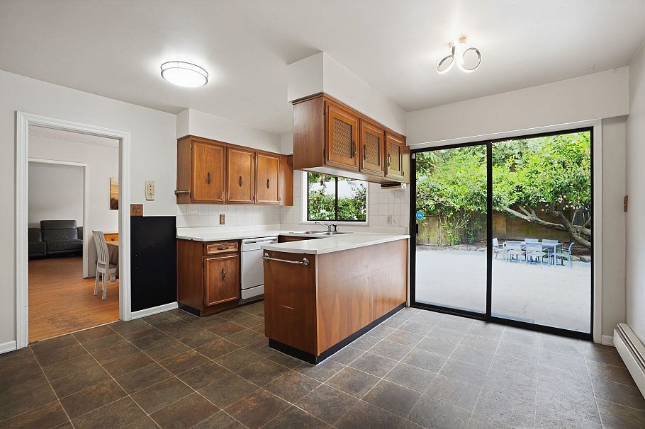 909 Seymour Boulevard North Vancouver, BC - 10