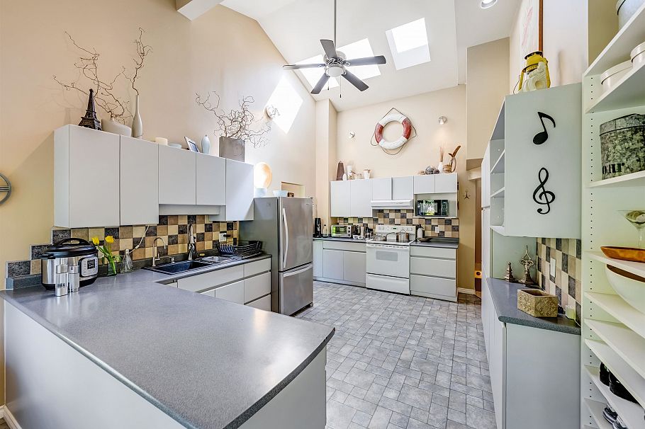 1140 W 20th Street North Vancouver, BC - 8