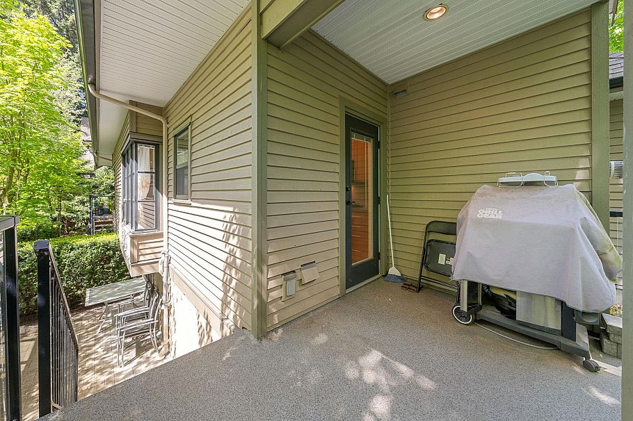 15 3150 Sunnyhurst Road North Vancouver, BC - 40
