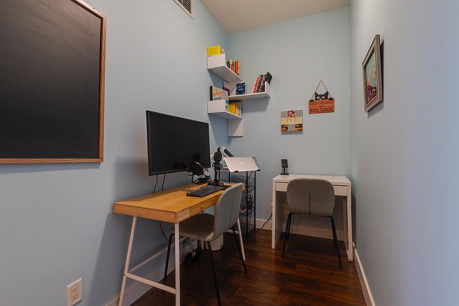 508 168 East Esplanade North Vancouver, BC - 25