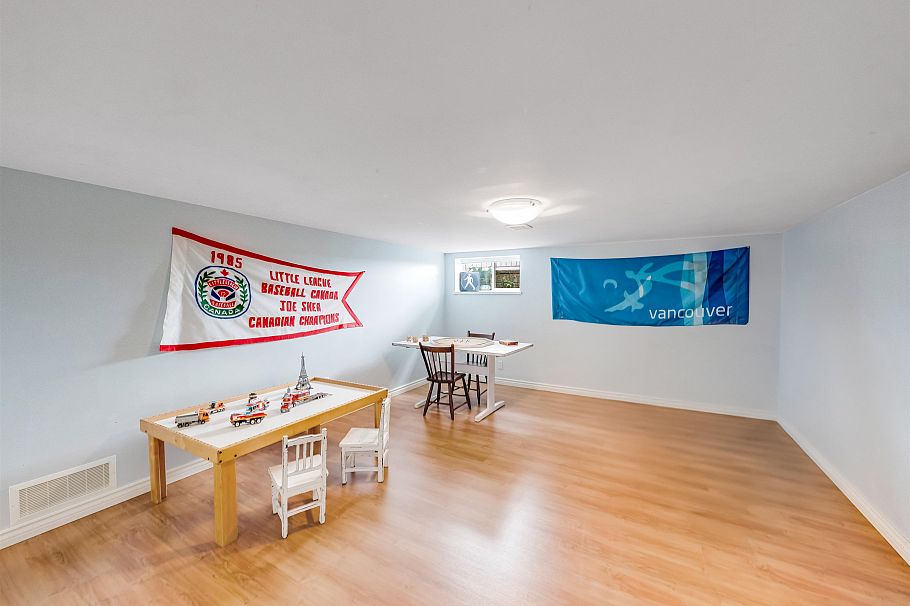 1140 W 20th Street North Vancouver, BC - 22