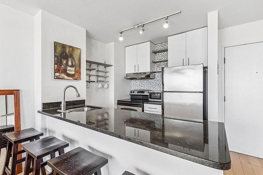 411 1330 Burrard Street Vancouver, BC - 2
