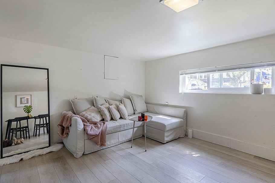 2325 W 8th Avenue Vancouver, BC - 21