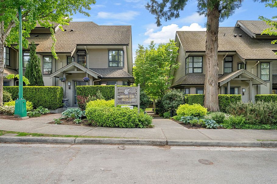 15 3150 Sunnyhurst Road North Vancouver, BC - 1