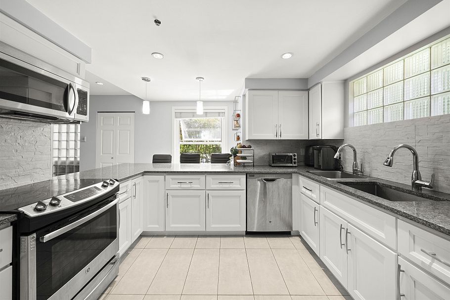 601 W 16th Avenue Vancouver, BC - 8