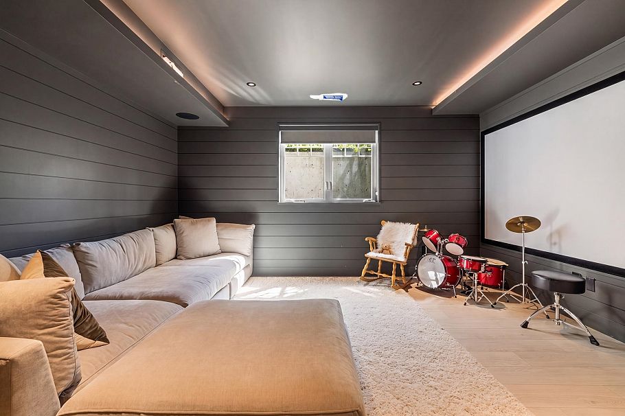 360 E Windsor Road North Vancouver, BC - 32