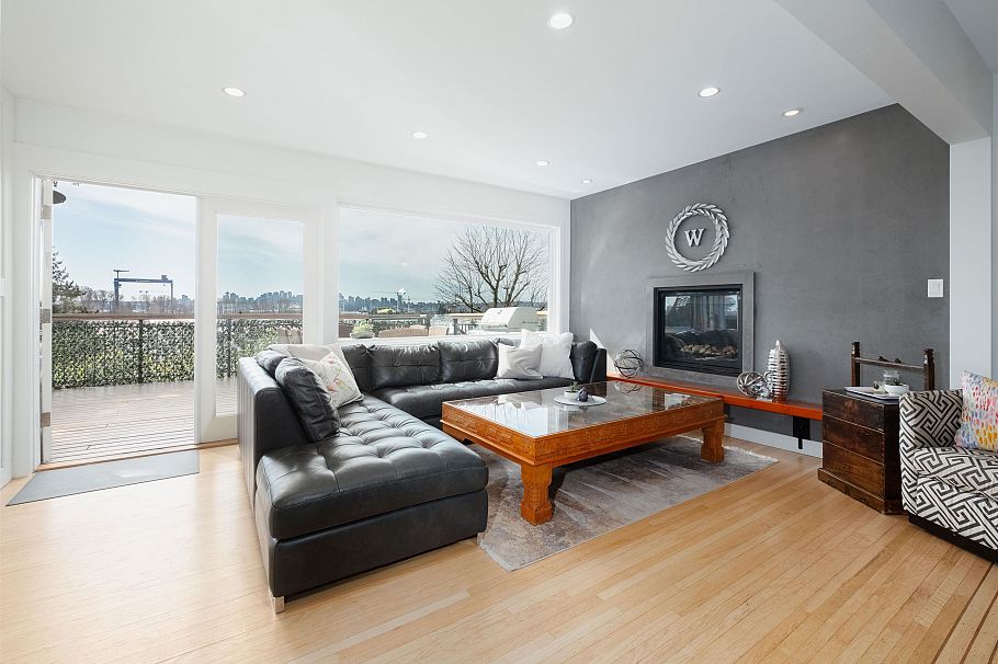 1095 W Keith Road North Vancouver, BC - 1