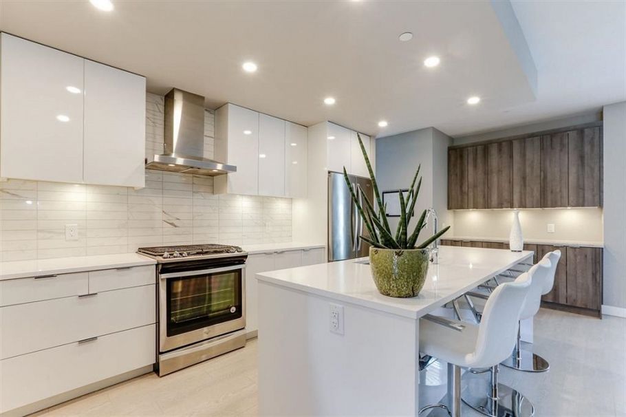 32 3595 Salal Drive North Vancouver, BC - 34