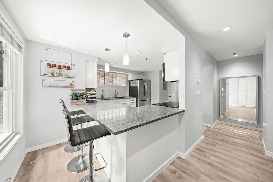 601 W 16th Avenue Vancouver, BC - 9