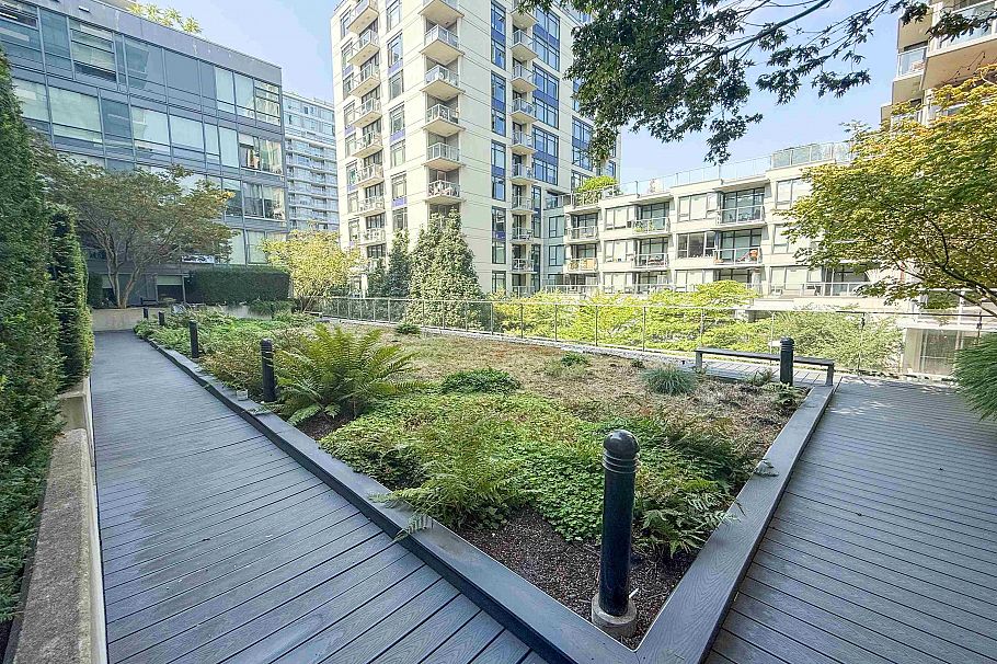 305 1783 Manitoba Street Vancouver, BC - 1