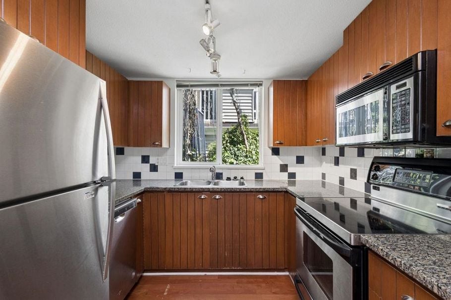 993 Lynn Valley Road North Vancouver, BC - 18