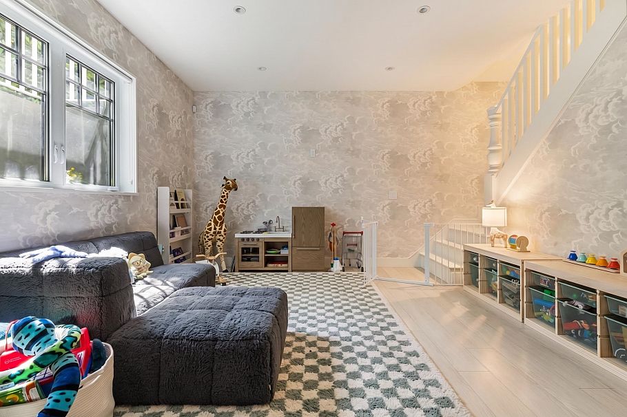 360 E Windsor Road North Vancouver, BC - 30