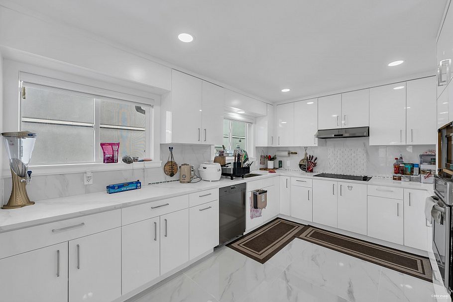 8025 Borden Street Vancouver, BC - 12