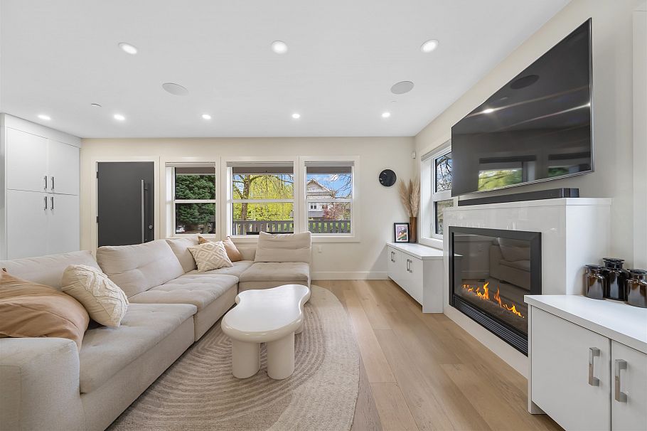 1758 E 14th Avenue Vancouver, BC - 1