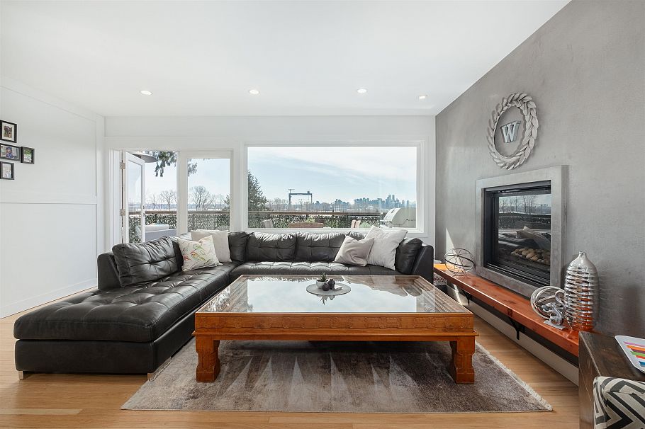 1095 W Keith Road North Vancouver, BC - 2
