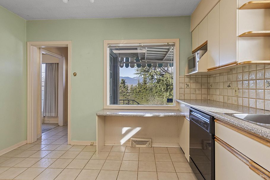 3910 W 10th Avenue Vancouver, BC - 14