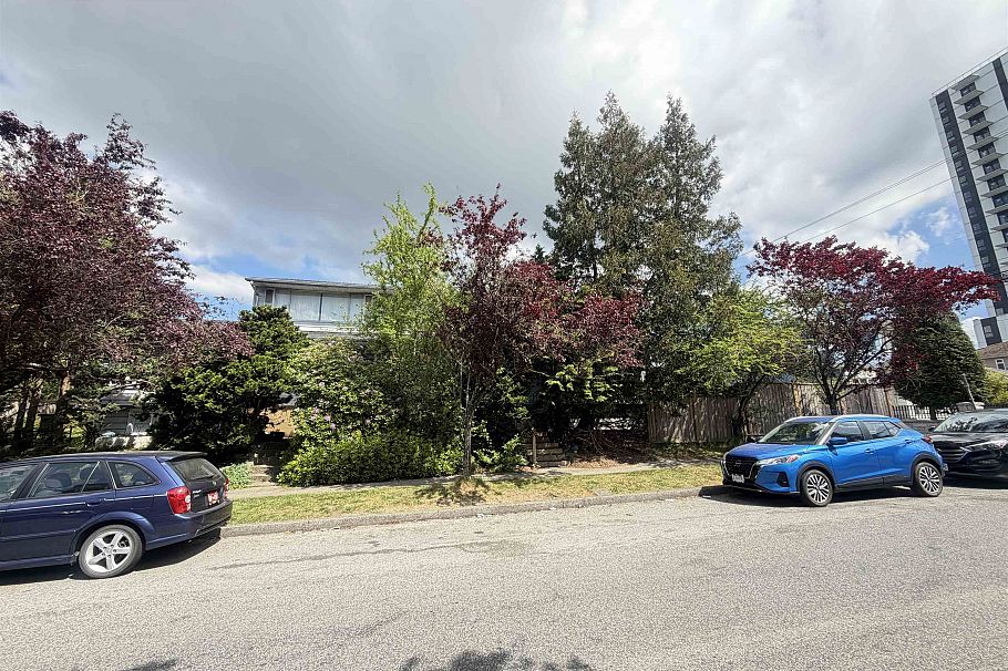 495 W 39th Avenue Vancouver, BC - 1