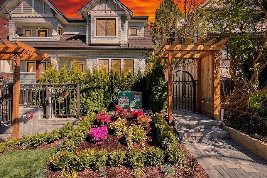 2373 W 7th Avenue Vancouver, BC - 1