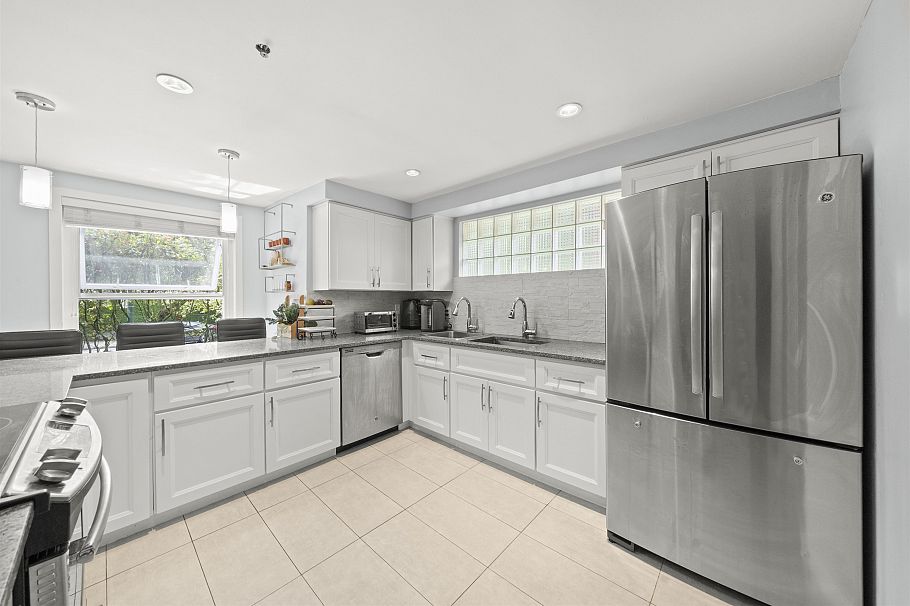 601 W 16th Avenue Vancouver, BC - 10