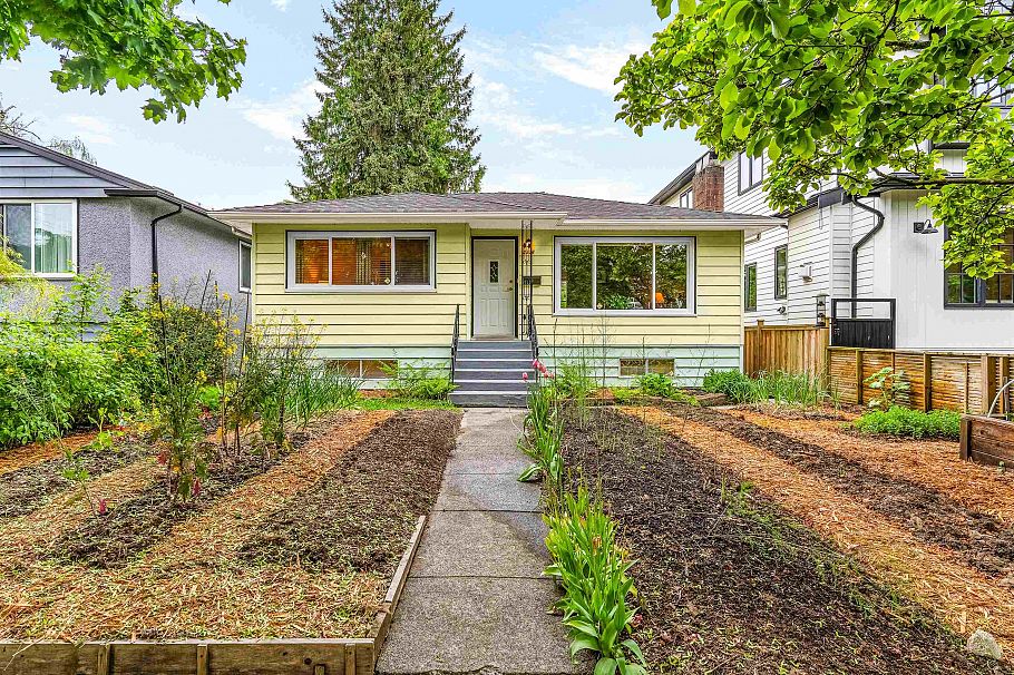 2578 E 15th Avenue Vancouver, BC - 1
