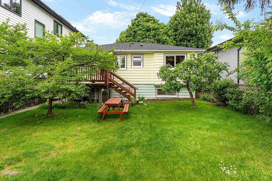 2578 E 15th Avenue Vancouver, BC - 32