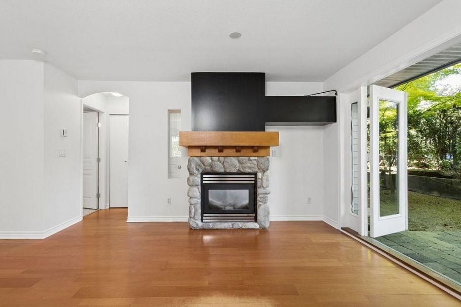 993 Lynn Valley Road North Vancouver, BC - 28