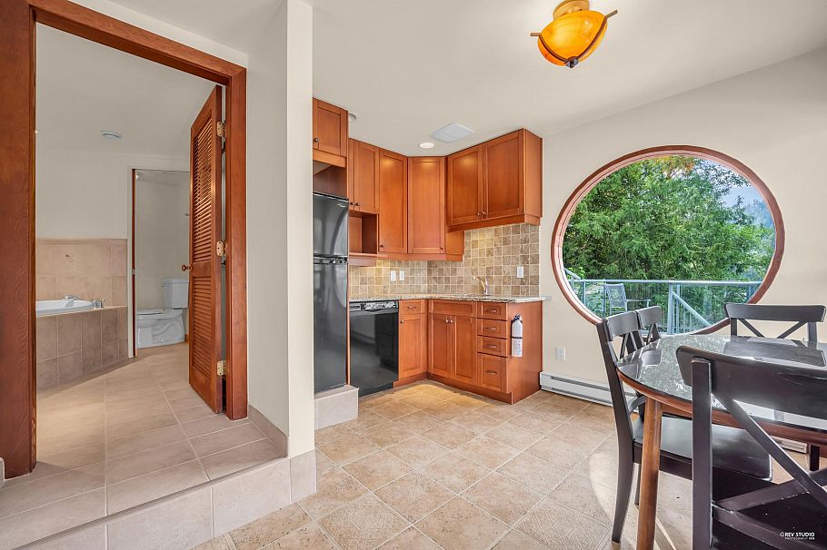 2136 Lockehaven Road North Vancouver, BC - 31