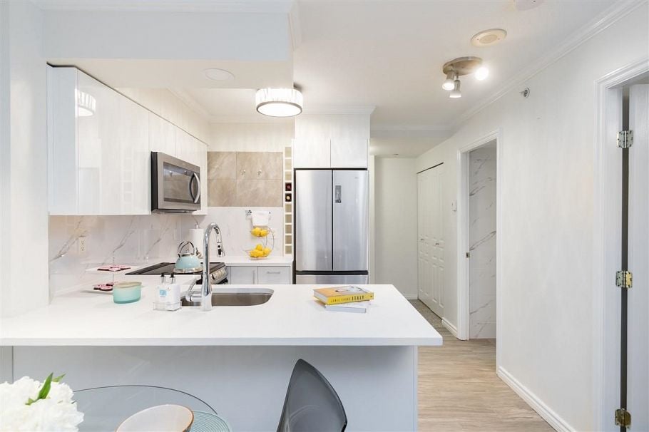 301 1189 Howe Street Vancouver, BC - 1