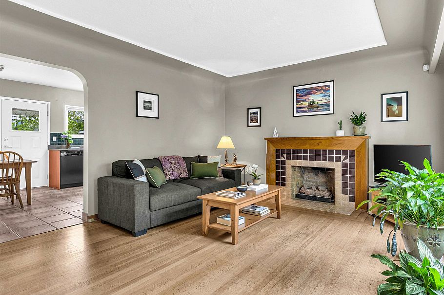2578 E 15th Avenue Vancouver, BC - 4