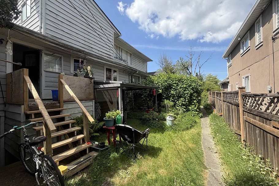 495 W 39th Avenue Vancouver, BC - 3
