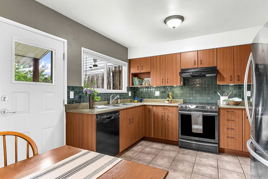 2578 E 15th Avenue Vancouver, BC - 12