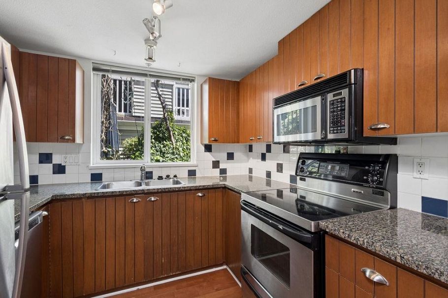 993 Lynn Valley Road North Vancouver, BC - 16