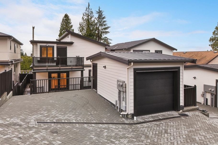 806 Montroyal Boulevard North Vancouver, BC - 2